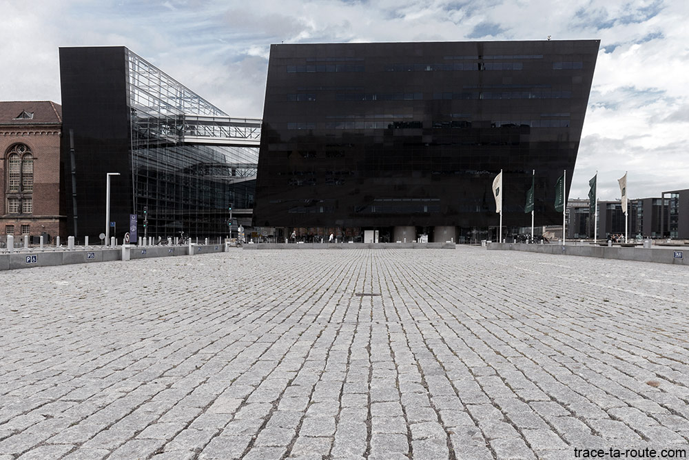 Den Sorte Diamant, architecture façade granit noir de la Bibliothèque royale de Copenhague, Danemark (Black Diamond Copenhagen)
