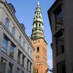 Flèche du clocher de l'Église Nikolaj Kunsthal depuis la rue commerçante Strøget à Copenhague, Danemark