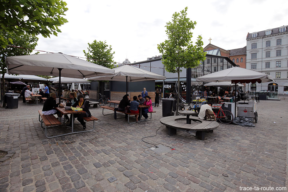Terrasses de café aux Halles du marché Torvehallerne à Copenhague, Danemark