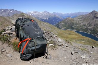 Le sac à dos Osprey Atmos AG 65 au Col des Marches, au-dessus du Lac de Bissorte, lors du trek du tour du Mont Thabor