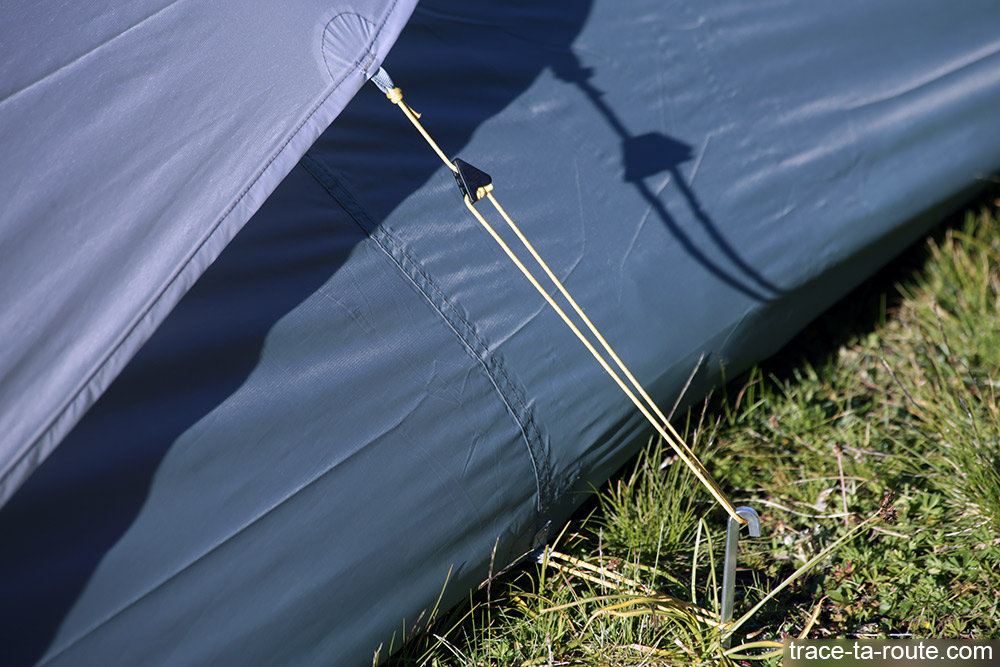 Tente Ghost 2 UL Mountain Hardwear - système de montage avec cordelette réglable pour tendre la toile extérieure