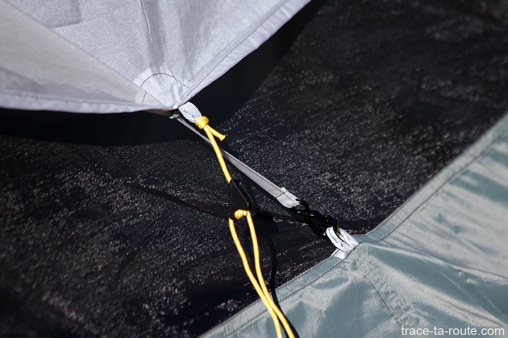 Tente Ghost 2 UL Mountain Hardwear - système de montage avec cordelette réglable pour tendre la toile extérieure