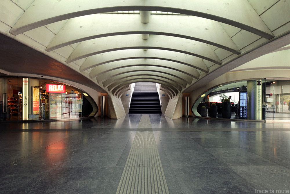 Architecture Gare des Guillemins Liège - Santiago Calatrava - galerie boutiques