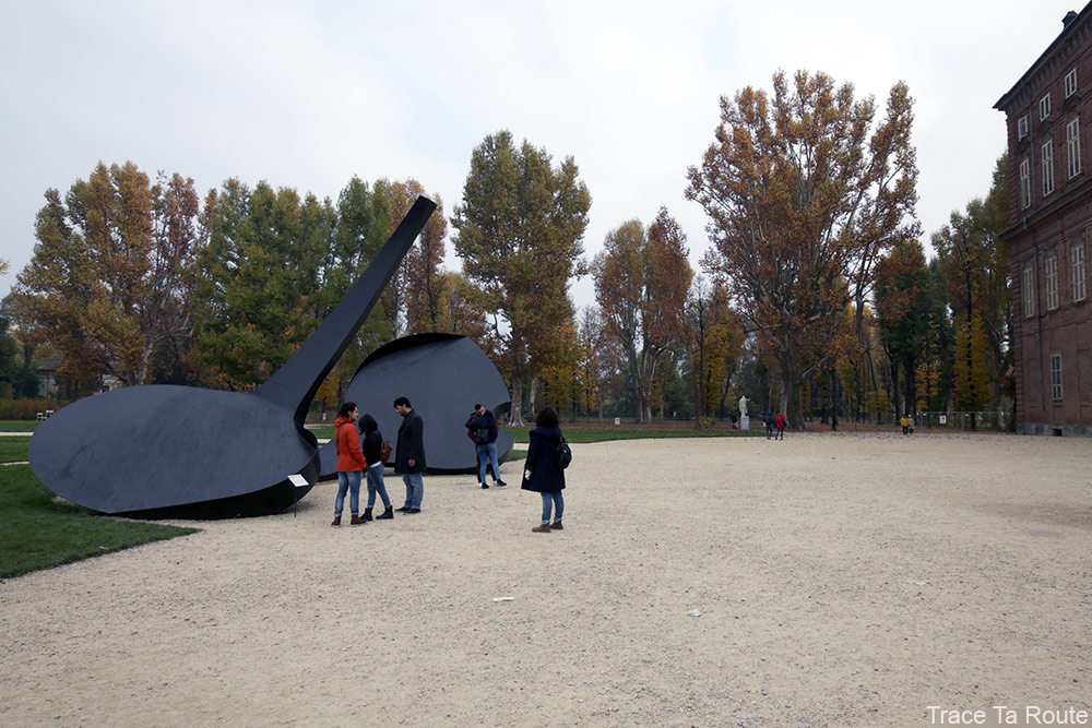 Jardins Palais Royal de Turin et la sculpture "Continuità" (2016) de Carlo Ramous au Giardini Palazzo Reale Torino - Arte alle Corti