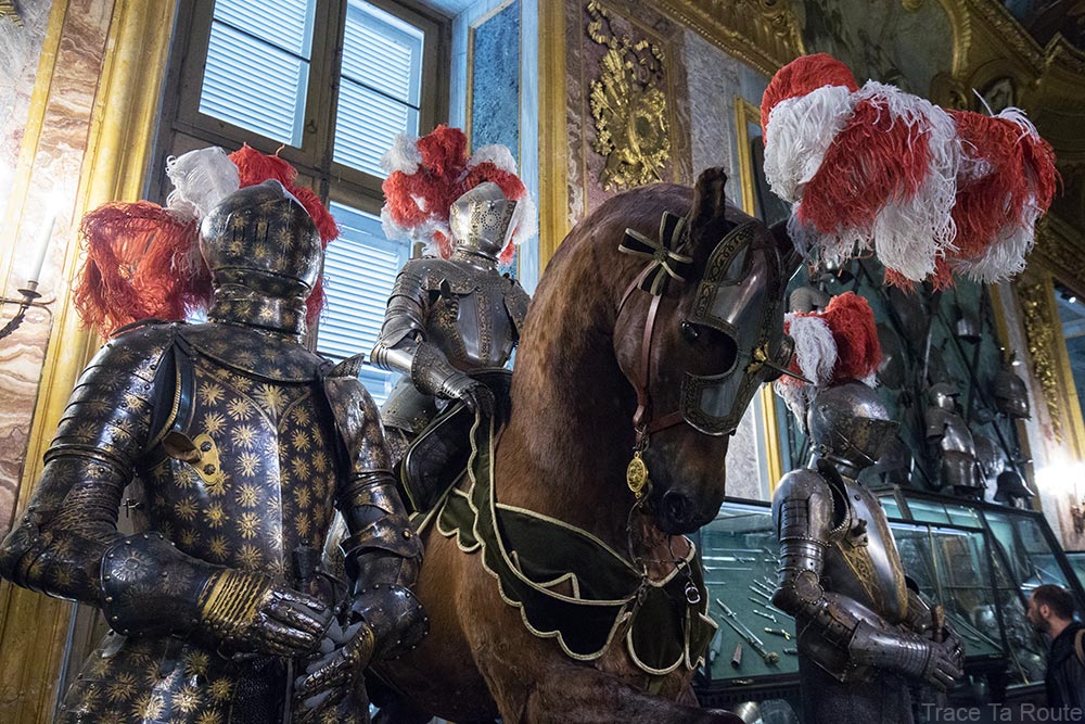 Palazzo Reale Turin - armures et cheval de la salle d'armes Armeria Reale du Palais Royal