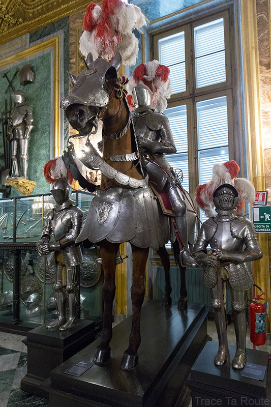 Palazzo Reale Turin - Mannequins armures et cheval de la salle d'armes Armeria Reale du Palais Royal