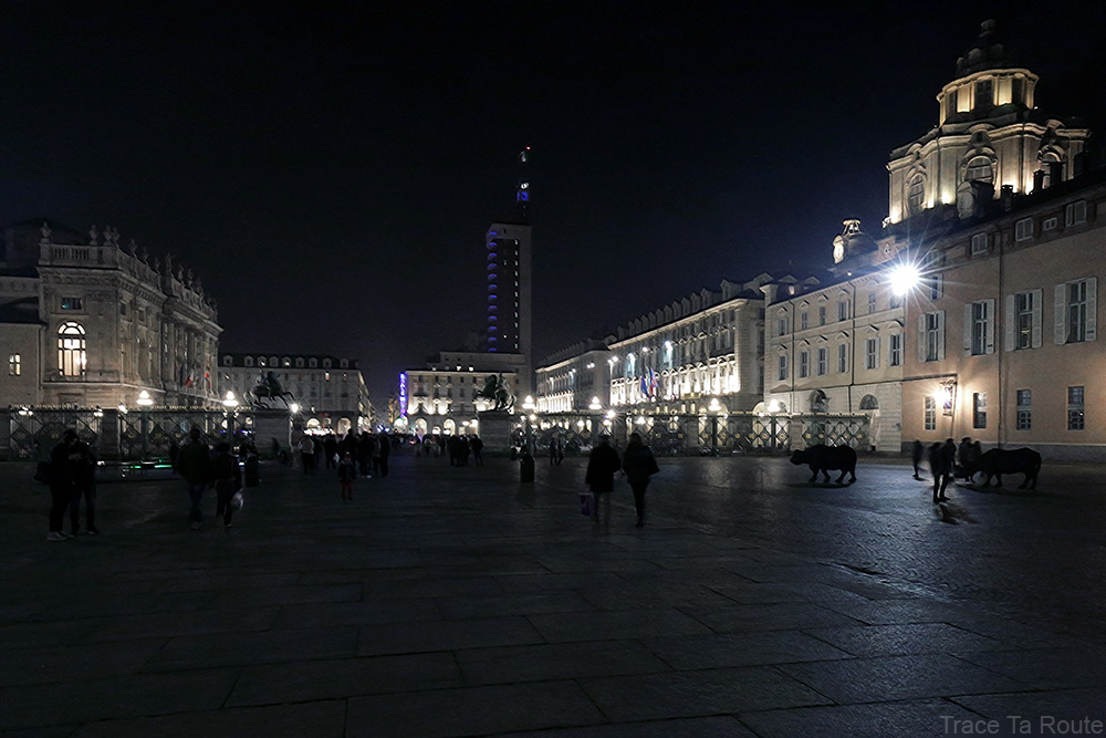 Piazza Castello de Turin de nuit avec la Palazzo Madama et la Torre Littoria