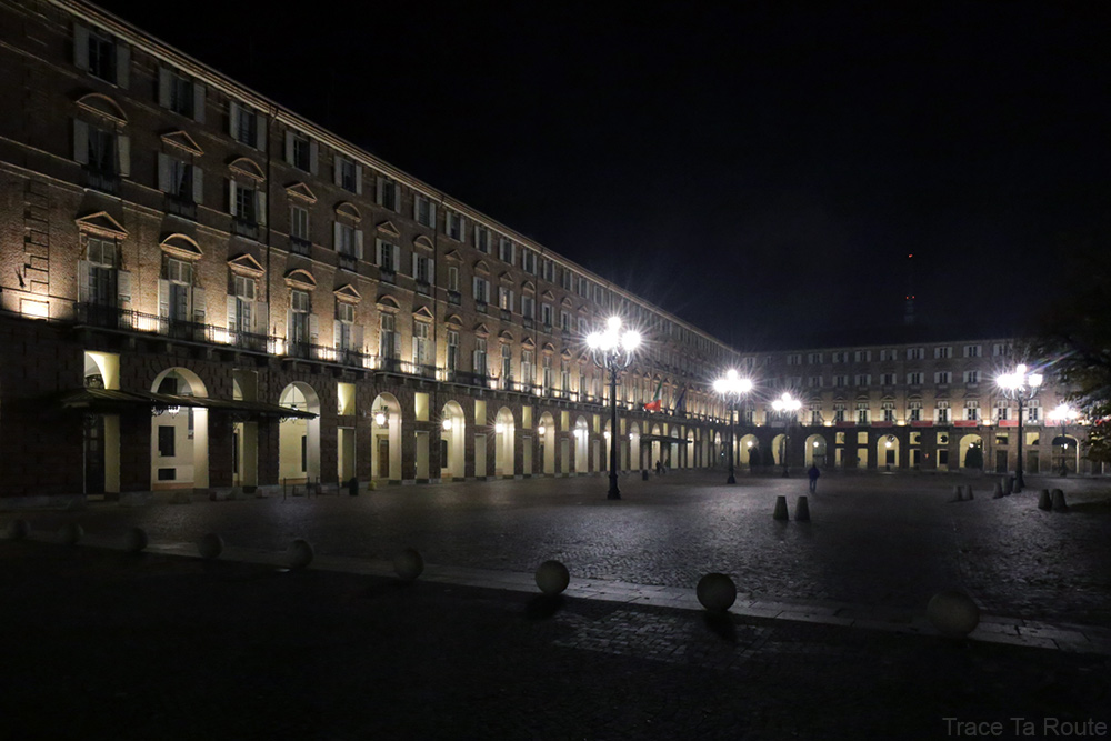 Piazza Castello de Turin de nuit avec les arcades de Biblioteca Reale
