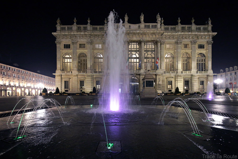 Palazzo Madama de nuit et fontaine illuminée de la Piazza Castello la nuit