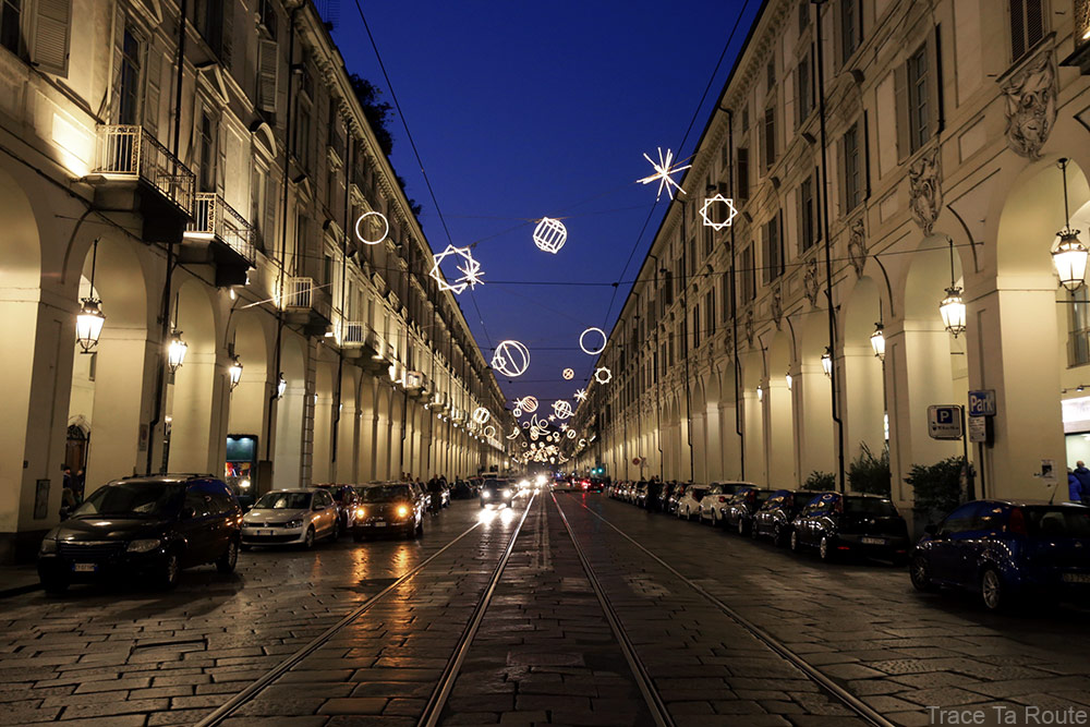 Via Po de Turin avec les Illuminations de Noël en hiver - Giulio PAOLINI - Palomar (1998) Luci d'Artista