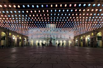 Tapis volant (Daniel BUREN) sur la Piazza Palazzo di Città de Turin - Tappeto Volante, Luci d'artista Torino