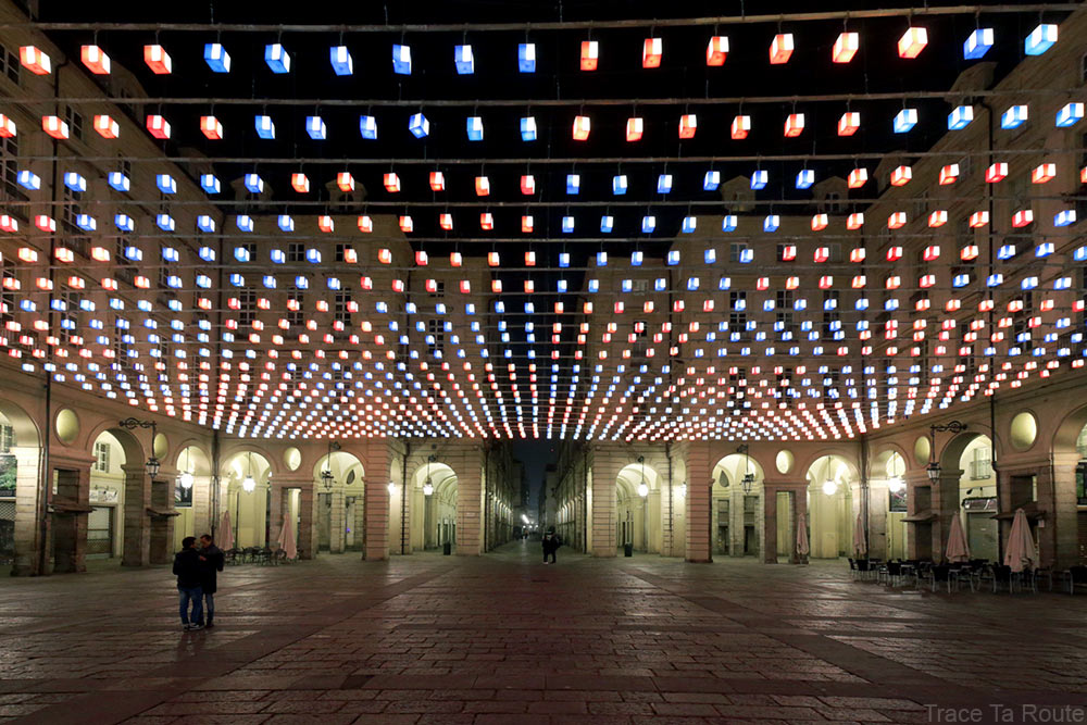 Tapis volant (Daniel BUREN) sur la Piazza Palazzo di Città de Turin - Tappeto Volante, Luci d'artista Torino