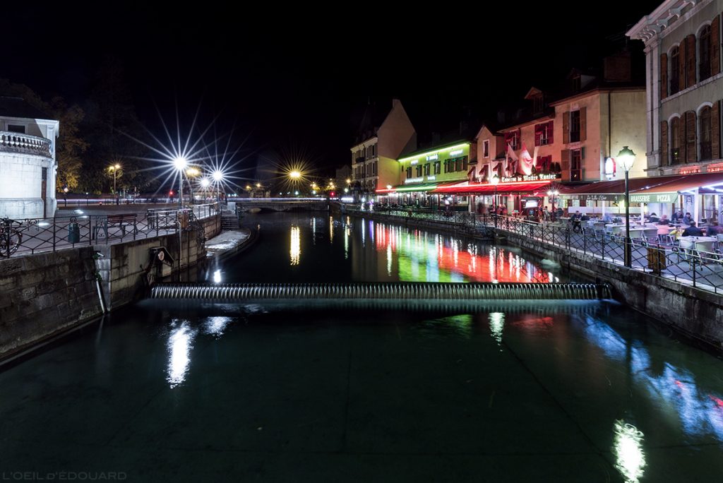 Le Canal du Thiou dans la Vieille Ville d'Annecy, la nuit © L'Oeil d'Édouard