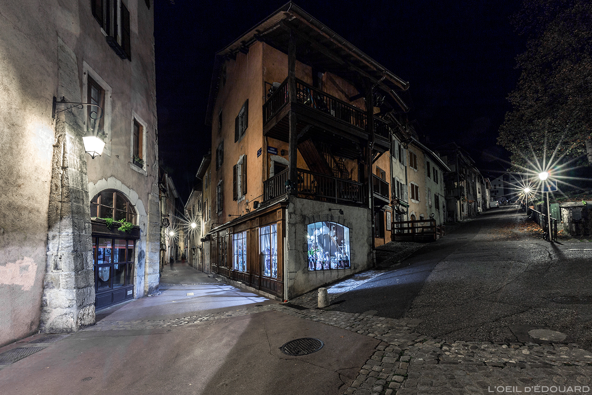 Rues du Faubourg des Annonciades et de la Côte Perrière dans la Vieille Ville d'Annecy, la nuit © L'Oeil d'Édouard