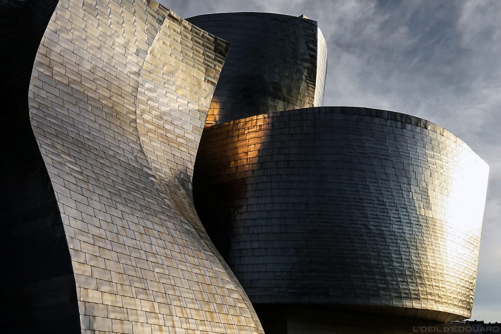 Reflets de lumière sur les plaques de titane du Musée Guggenheim Bilbao - extérieur architecture © L'Oeil d'Édouard