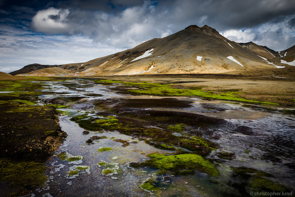 Rivière et montagnes rhyolithe dans la vallée de Kerlingarfjöll en Islande © Christopher Lund