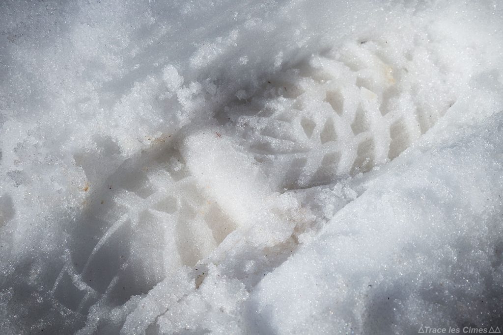 Empreinte semelle chaussure de marche LOWA Ticam II GTX dans la neige