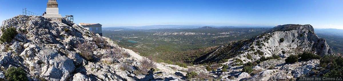 Panorama à la Croix de Provence, sommet de la Montagne Sainte-Victoire