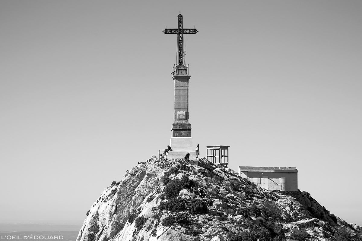 La Croix de Provence au sommet de la Montagne Sainte-Victoire Randonnée © L'Oeil d'Édouard