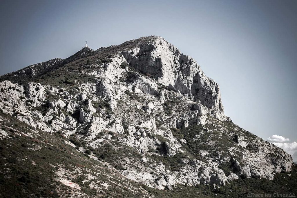 Face Ouest ensoleillée, triangle de la Montagne Sainte-Victoire et la Croix de Provence