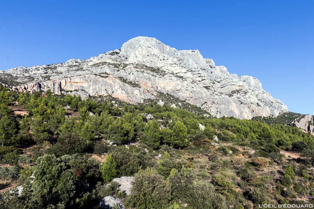La Montagne Sainte-Victoire de Cézanne et la Croix de Provence au sommet - Aix-en-Provence © L'Oeil d'Édouard