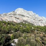 La Montagne Sainte-Victoire de Cézanne et la Croix de Provence au sommet - Aix-en-Provence © L'Oeil d'Édouard