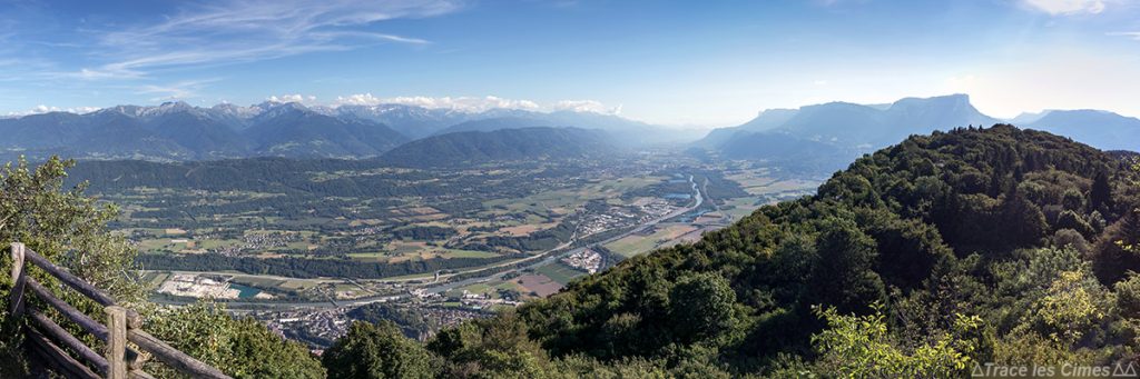 Vue sur la Combe de Savoie, la Vallée du Grésivaudan, la Chaine de Belledonne et le Massif de la Chartreuse depuis le Rocher du Guet, La Thuile
