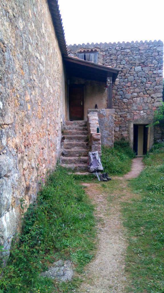 Le refuge de E Case, au dessus de Revinda. Avant dernière étape du Mare e Monti Nord en Corse, de Calenzana à Cargèse.