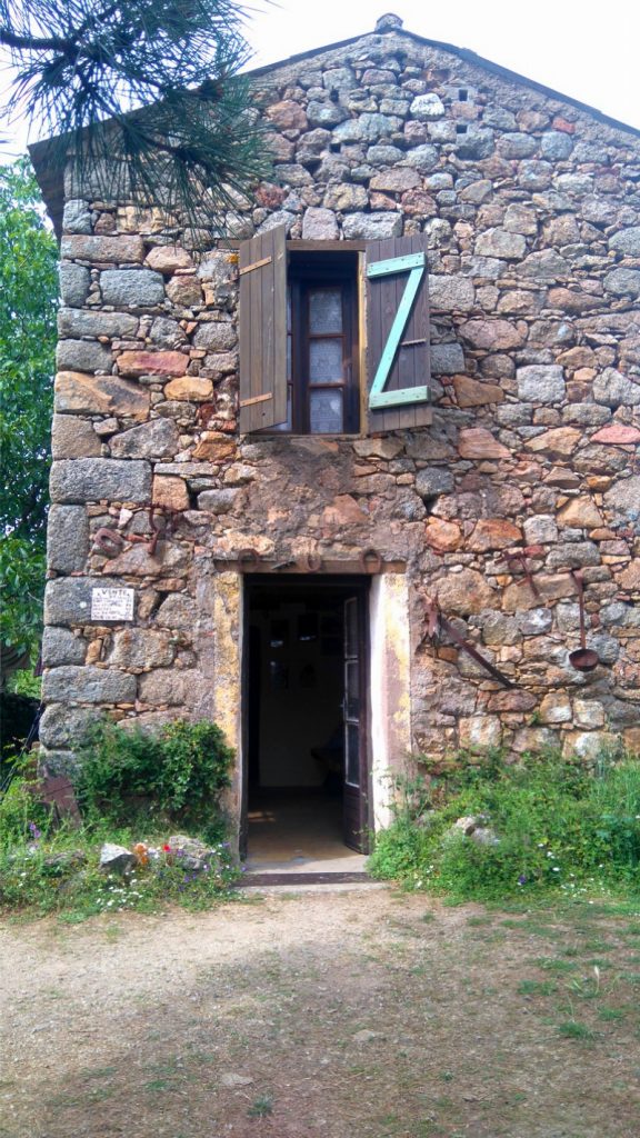 Le refuge de E Case, au dessus de Revinda. Avant dernière étape du Mare e Monti Nord en Corse, de Calenzana à Cargèse.