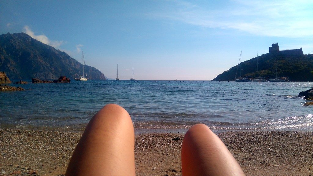 Pause sur la plage de Girolata à l'arrivée depuis Galeria, Corse, Randonnée Mare e Monti
