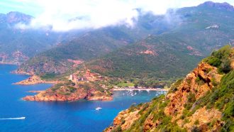 Vue sur le village de Girolata depuis le sentier du douanier, Corse, Mare e Monti