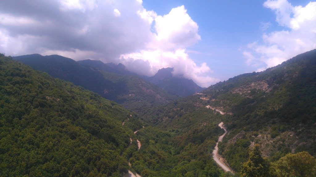 vue sur la montagne Corse, dans le coin d'Evisa ; etape de la randonnée Mare e Monti en Corse
