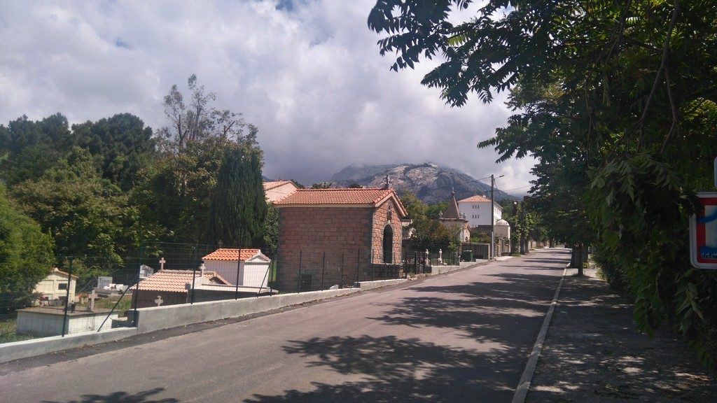 Le cimetière d'Evisa, sur le chemin de randonnée du Mare e Monti en Corse, entre Ota et Marignana