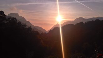 Coucher de soleil depuis le Gîte de Ceccaldi à Marignana, montagne et mer Corse. Sur le chemin du Mare e Monti