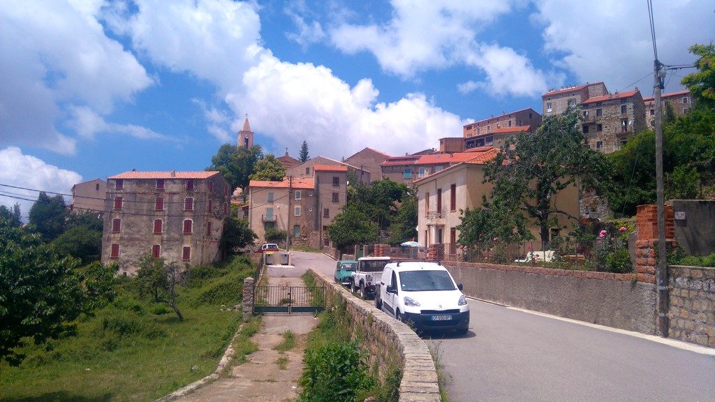 Le village d'Evisa. Etape de Ota à Marignana sur la randonnée Mare e Monti en Corse