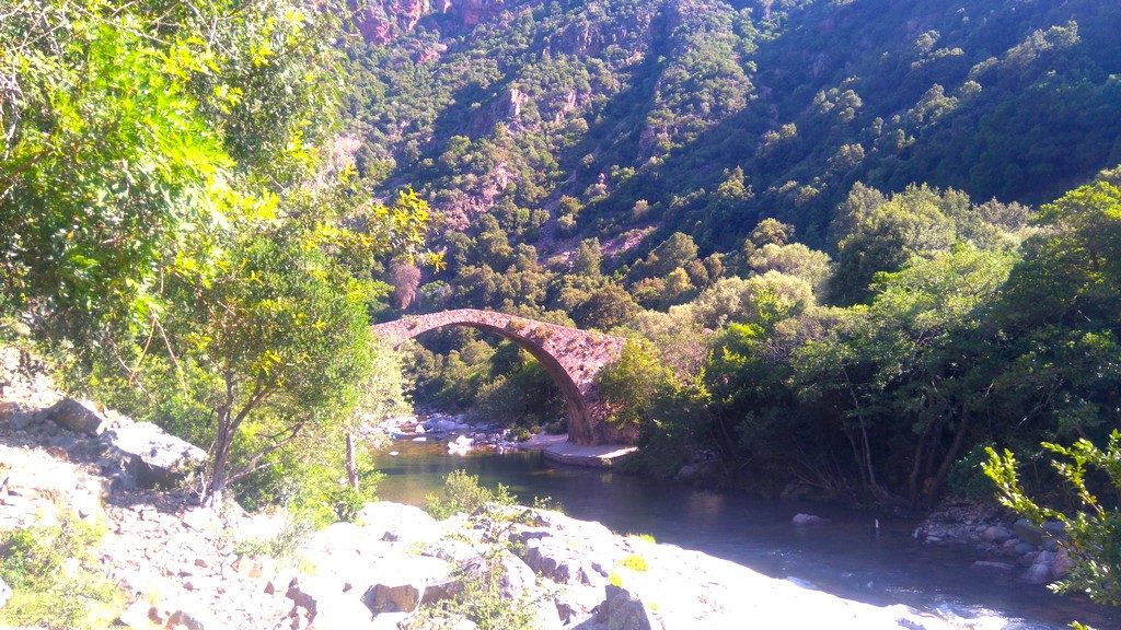 Le Pont Gênois de Zaglia, sur la rivière Spilonca. Etape de la randonnée Mare e Monti en Corse, de Ota à Marignana