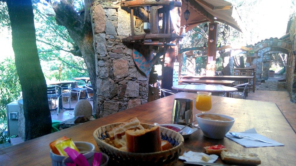 Petit-déjeuner du Gîte de Tuarelli, étape du Mare e Monti en Corse