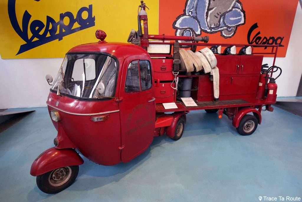 Tricycle Ape pompier Lucca penato autopompa - Museo Piaggio Pontedera (Pisa, Valdera, Toscana, Italie) Musée Piaggio à Pontedera