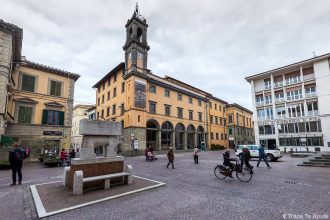 Piazza Curtatone e Montanara de Pontedera et Palazzo Pretorio (Valdera, Toscane, Italie)