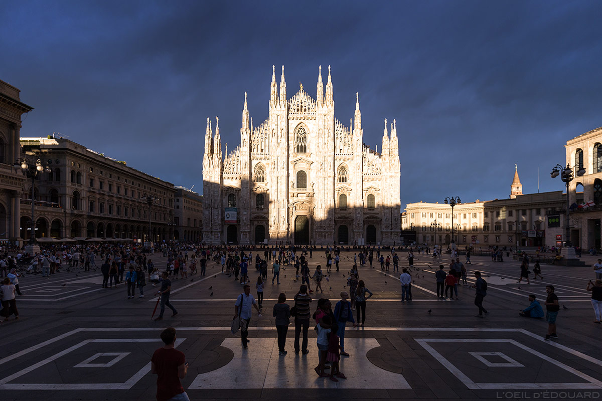 La Piazza del Duomo et la façade de la Cathédrale de Milan, illuminée par une éclaircie avec un ciel d'orage - Duomo Milano © L'Oeil d'Édouard
