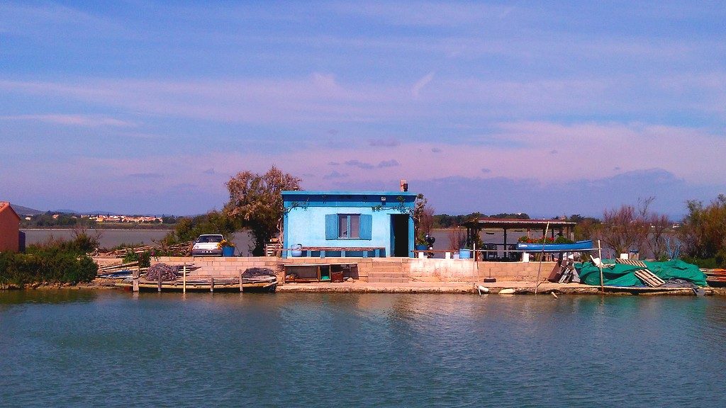 Maison bleue, en face du site de la Cathédrale de Maguelone, sur le canal du Rhône à Sète, pendant notre voyage en péniche
