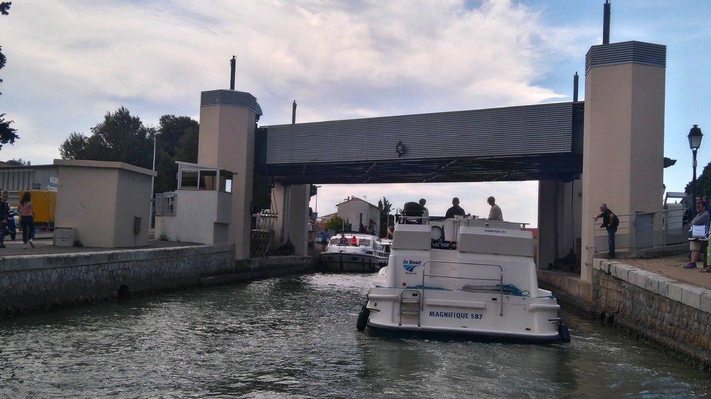 Passage du Pont de Frontignan en Péniche, sur le Canal du Rhône à Sète