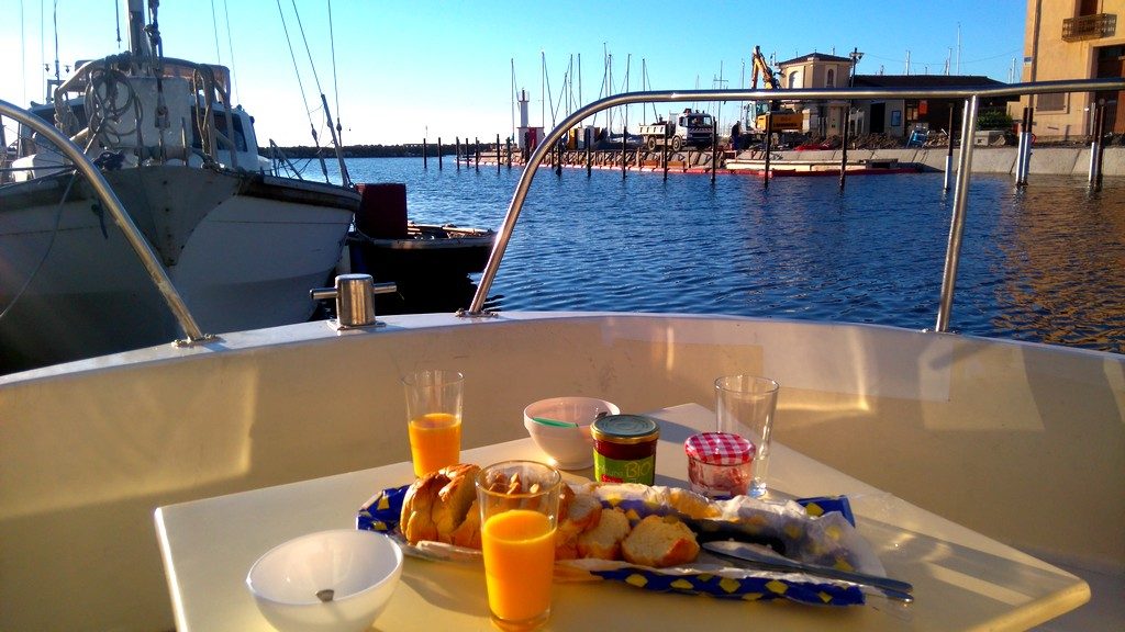 Petit déjeuner à bord du bateau des Canalous, dans le port de Marseillan