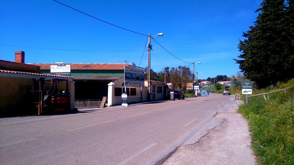 Les Mas, ou magasin, à Bouzigues, où les coquillages sont triés après la récolte, le matériel entroposé