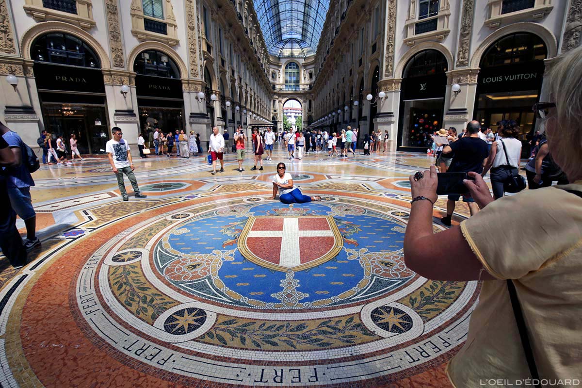 Mosaïque Croix de Savoie au centre de la Galleria Vittorio Emanuele II de Milan © L'Oeil d'Édouard