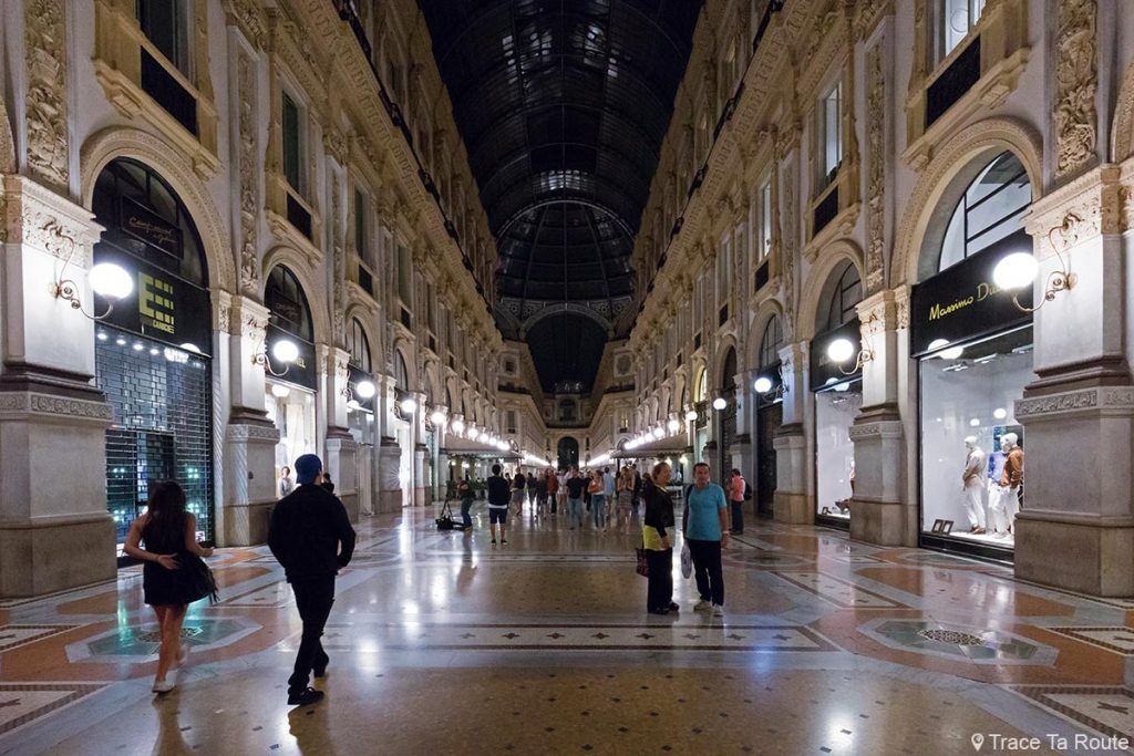 Magasins dans l'allée de la Galleria Vittorio Emanuele II de Milan de nuit