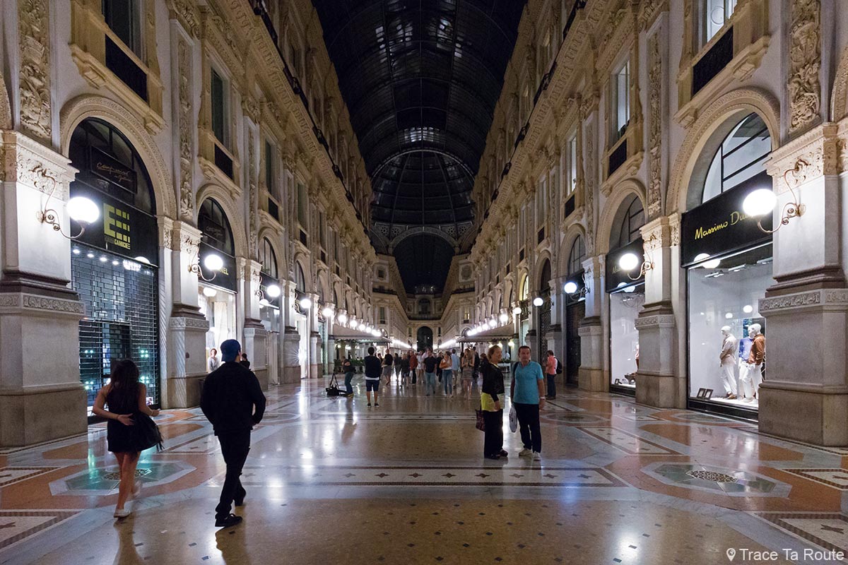 Magasins dans l'allée de la Galleria Vittorio Emanuele II de Milan de nuit