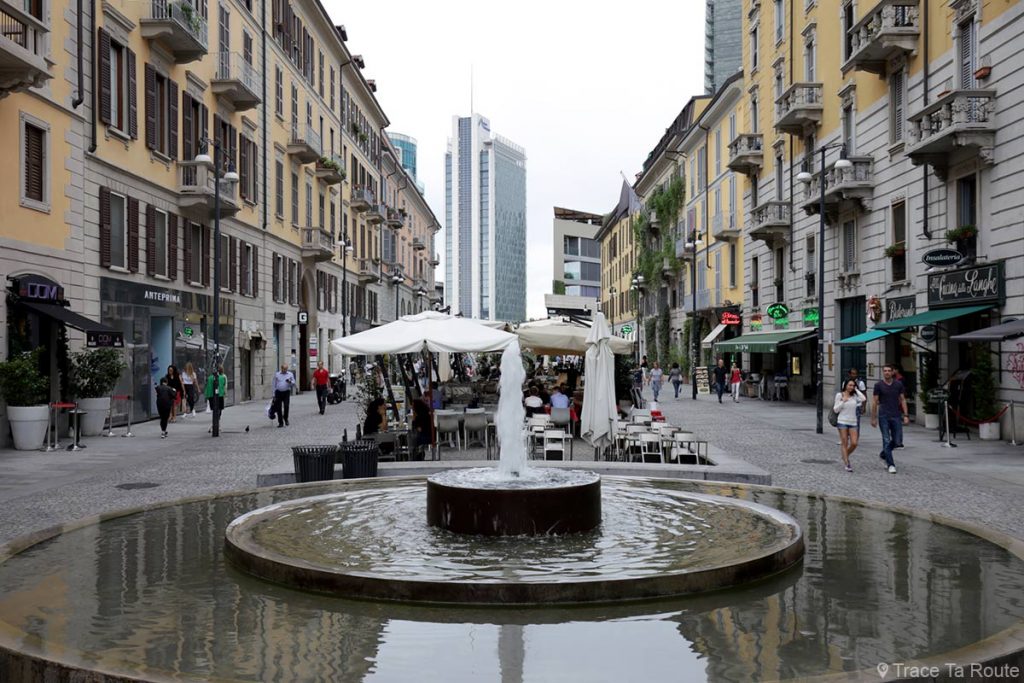 Rue de Milan : Terrasses de restaurants sur le Corso Como di Milano
