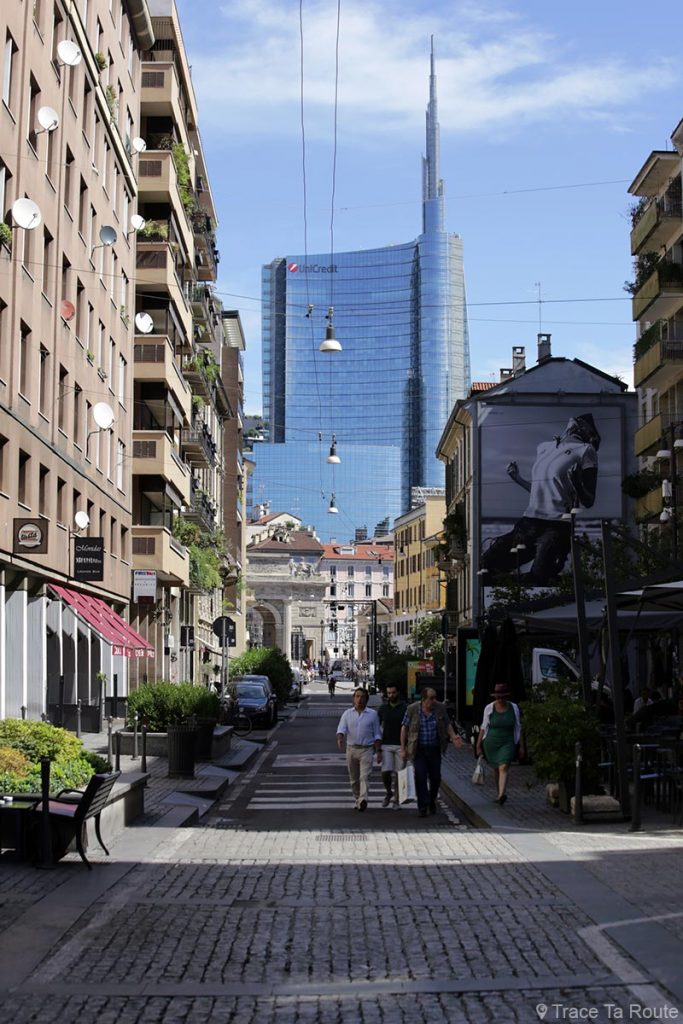 Rue de Milan : Corso Garibaldi et la tour gratte-ciel UniCredit Milano