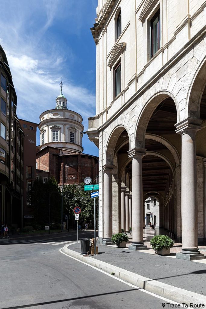 Eglise Chiesa di San Fedele et arcades de la rue Largo Raffaele Mattioli, Milano